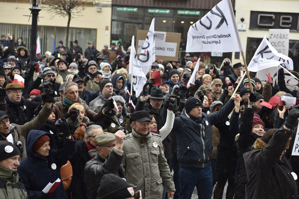 Dwie manifestacje w centrum Legnicy. Jedna za, druga przeciw