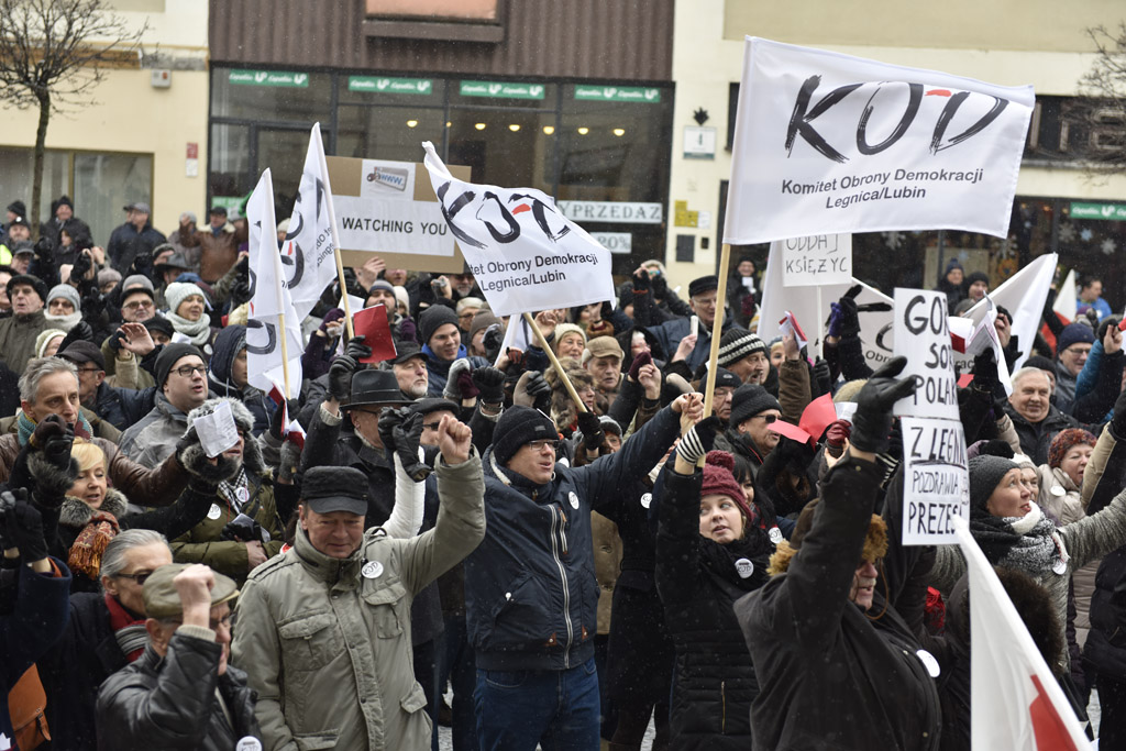 Dwie manifestacje w centrum Legnicy. Jedna za, druga przeciw