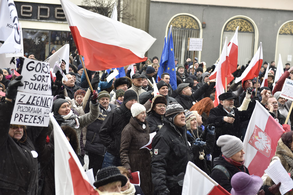 Dwie manifestacje w centrum Legnicy. Jedna za, druga przeciw