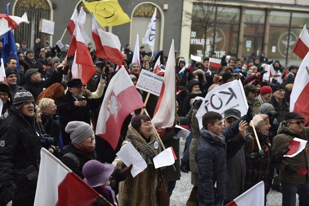 Dwie manifestacje w centrum Legnicy. Jedna za, druga przeciw
