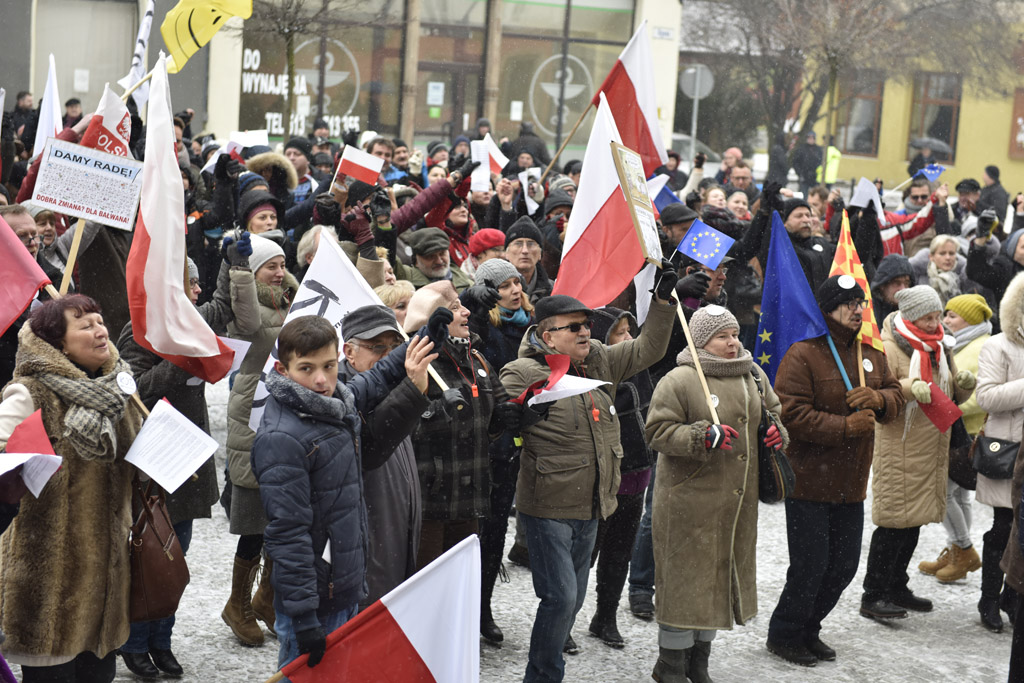 Dwie manifestacje w centrum Legnicy. Jedna za, druga przeciw