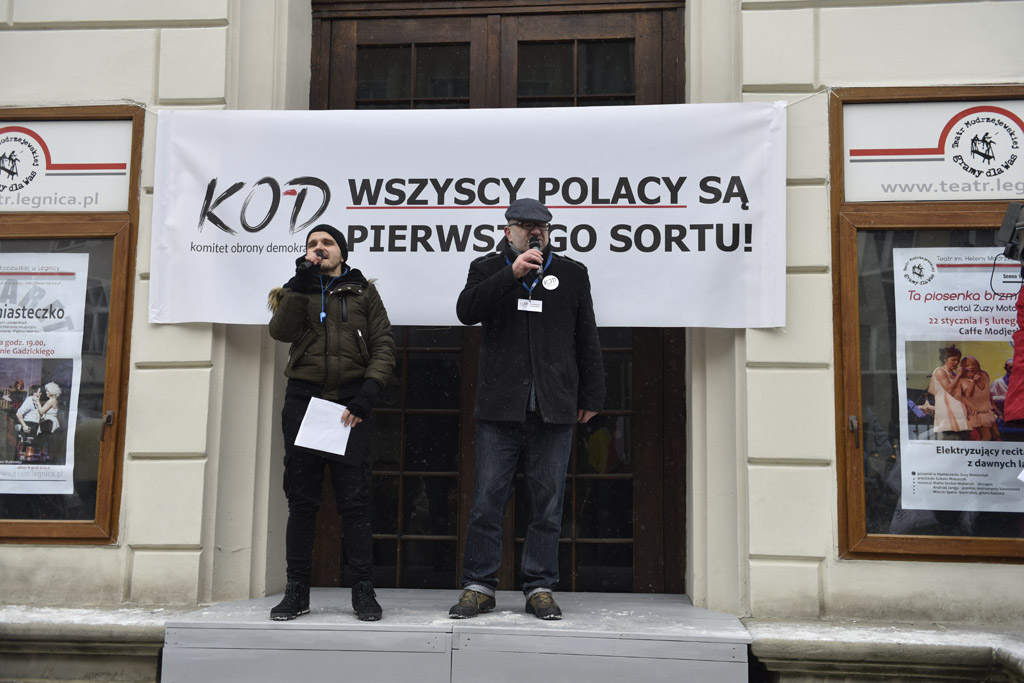 Dwie manifestacje w centrum Legnicy. Jedna za, druga przeciw