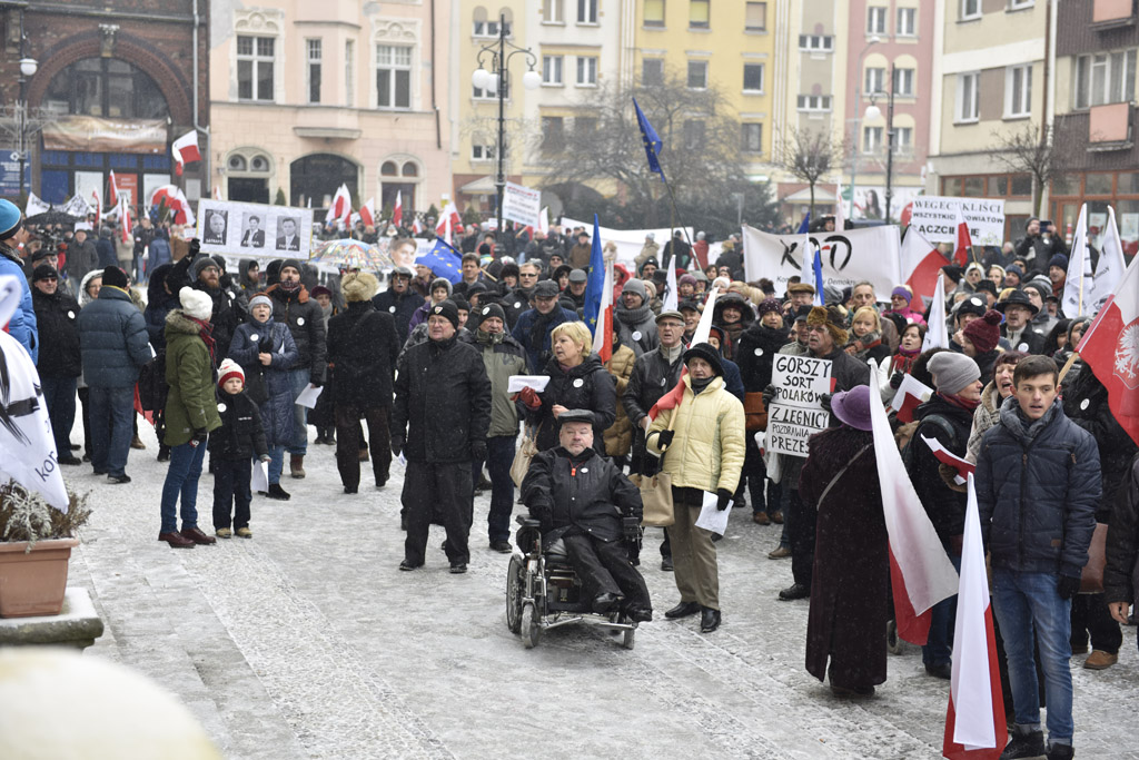 Dwie manifestacje w centrum Legnicy. Jedna za, druga przeciw