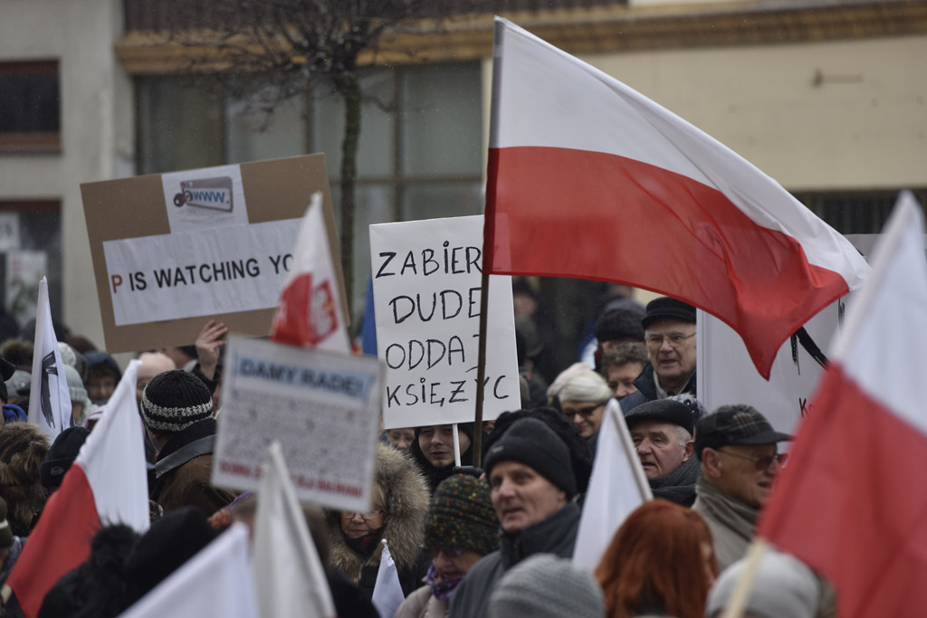 Dwie manifestacje w centrum Legnicy. Jedna za, druga przeciw
