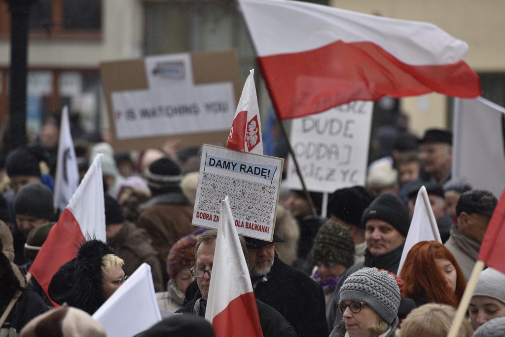 Dwie manifestacje w centrum Legnicy. Jedna za, druga przeciw
