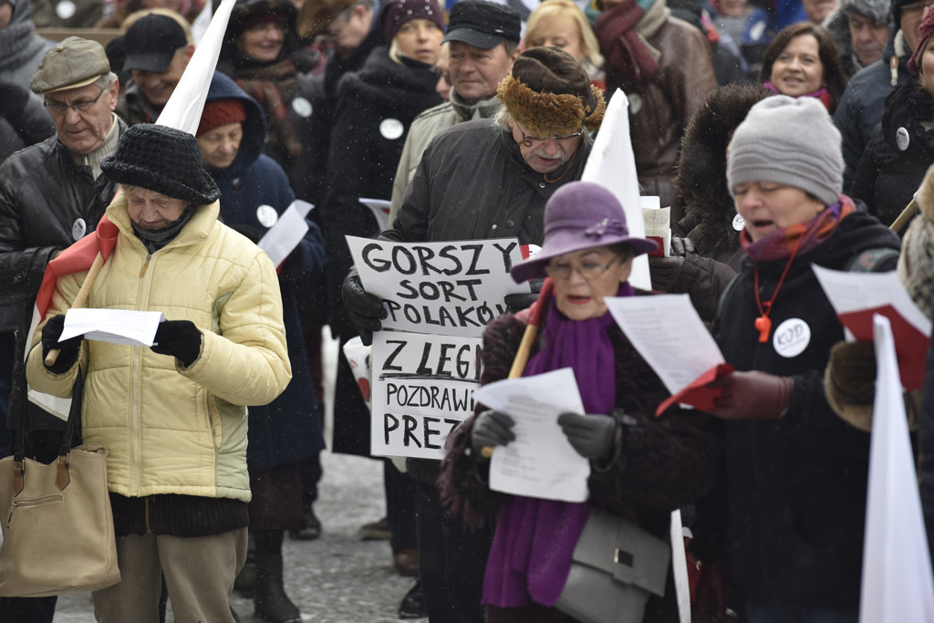 Dwie manifestacje w centrum Legnicy. Jedna za, druga przeciw