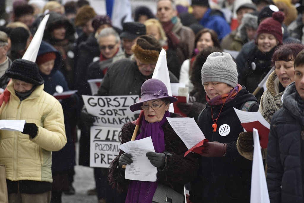 Dwie manifestacje w centrum Legnicy. Jedna za, druga przeciw