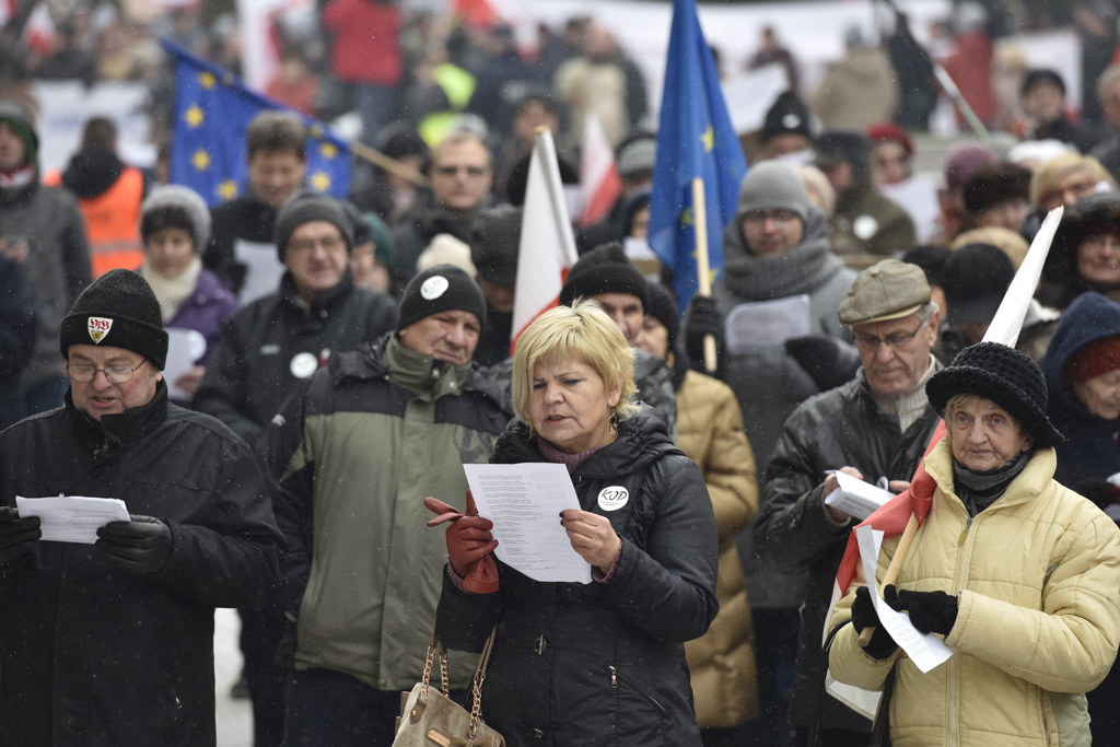 Dwie manifestacje w centrum Legnicy. Jedna za, druga przeciw