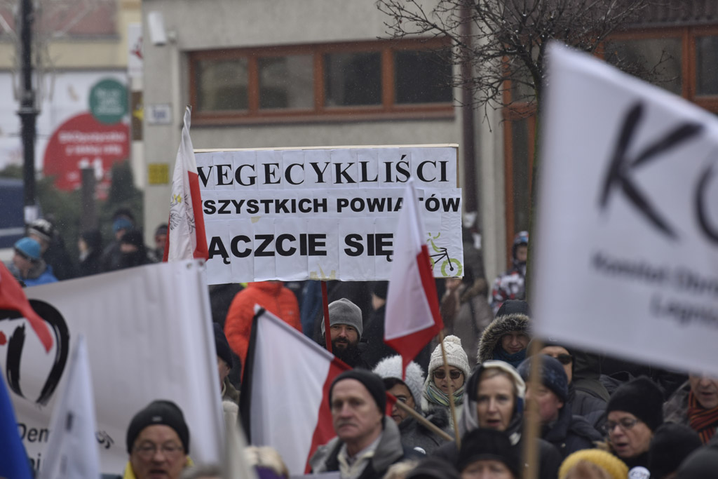 Dwie manifestacje w centrum Legnicy. Jedna za, druga przeciw