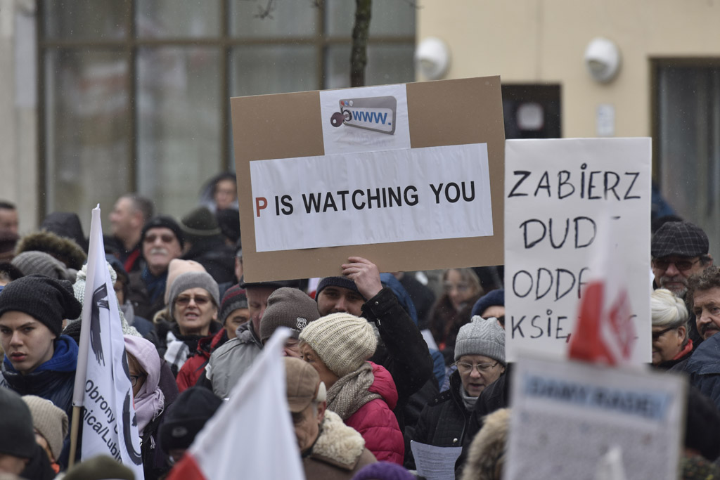 Dwie manifestacje w centrum Legnicy. Jedna za, druga przeciw
