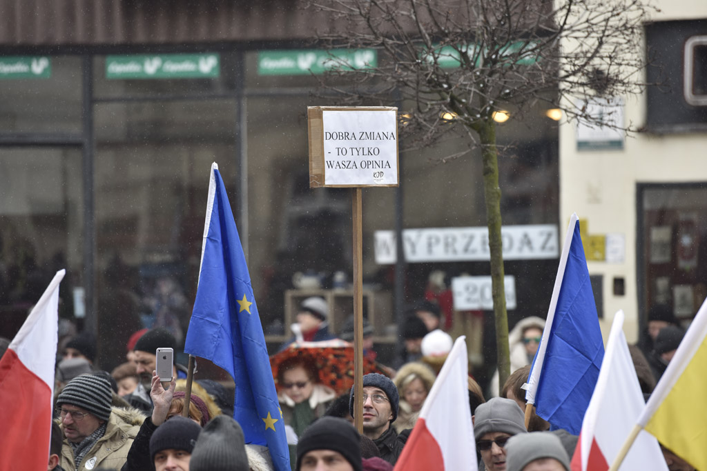 Dwie manifestacje w centrum Legnicy. Jedna za, druga przeciw