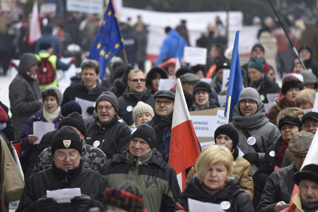 Dwie manifestacje w centrum Legnicy. Jedna za, druga przeciw