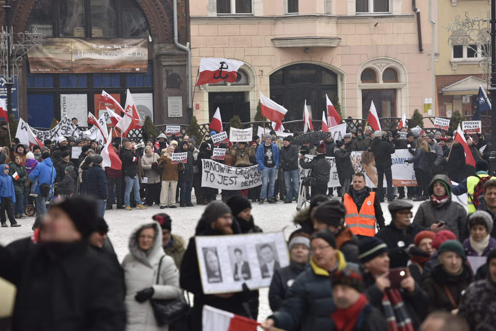 Dwie manifestacje w centrum Legnicy. Jedna za, druga przeciw