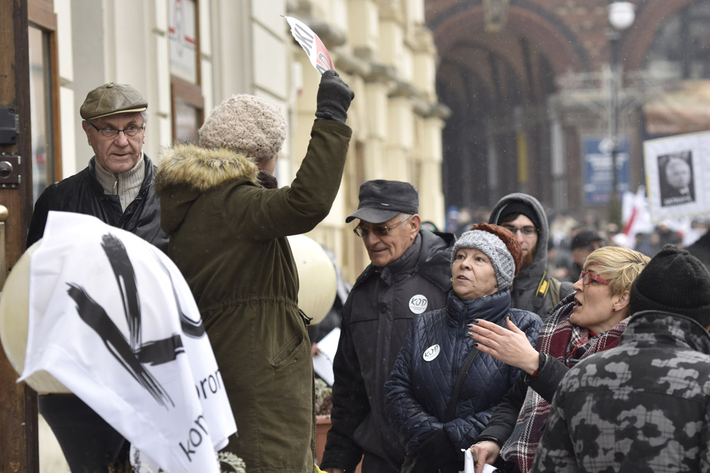 Dwie manifestacje w centrum Legnicy. Jedna za, druga przeciw