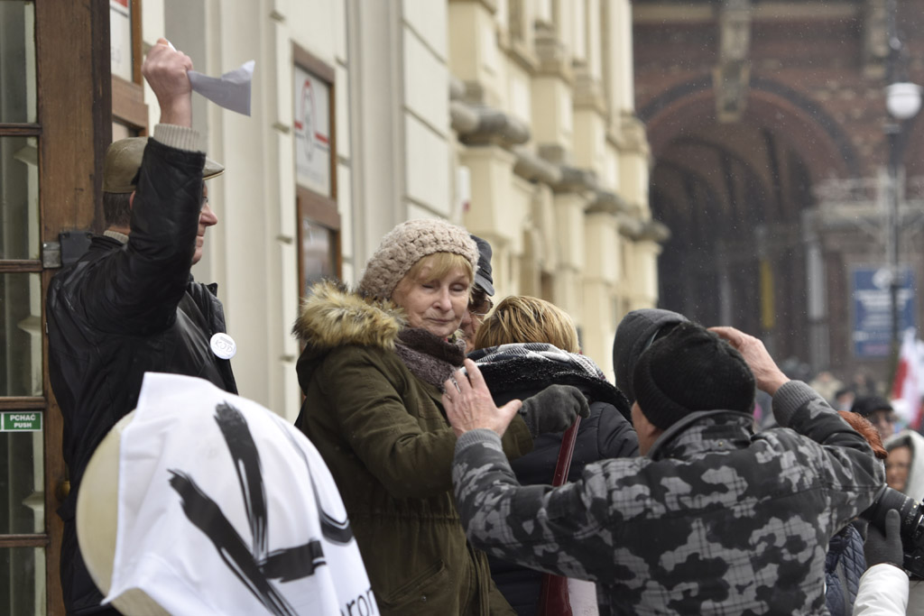 Dwie manifestacje w centrum Legnicy. Jedna za, druga przeciw