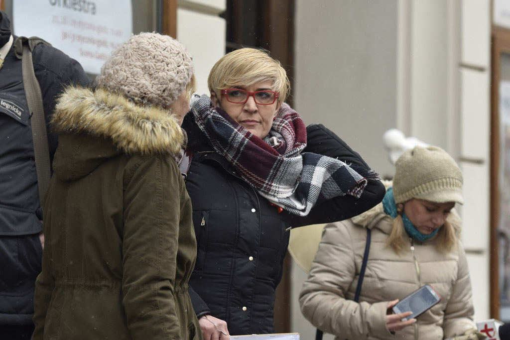 Dwie manifestacje w centrum Legnicy. Jedna za, druga przeciw