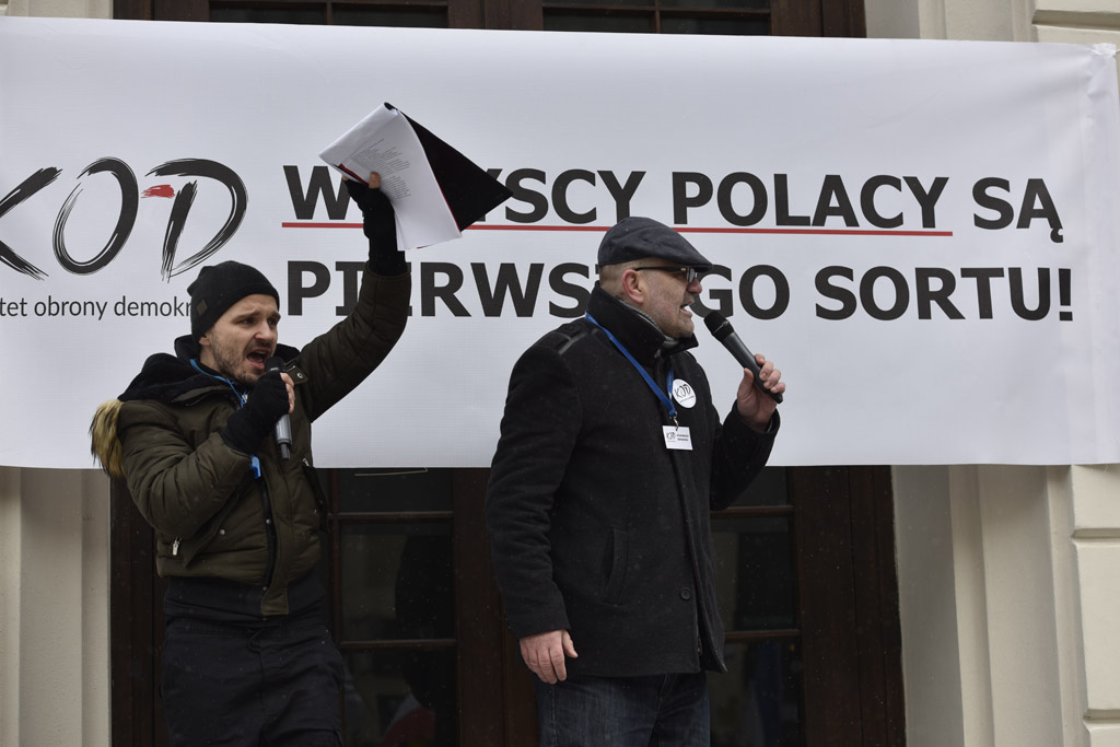 Dwie manifestacje w centrum Legnicy. Jedna za, druga przeciw