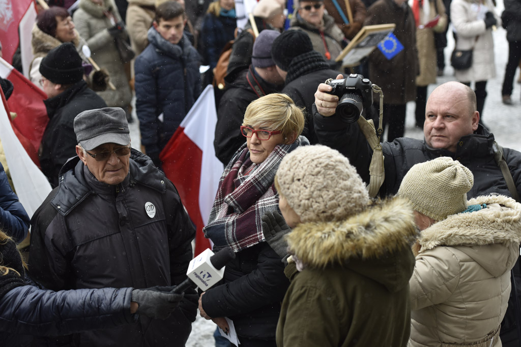 Dwie manifestacje w centrum Legnicy. Jedna za, druga przeciw