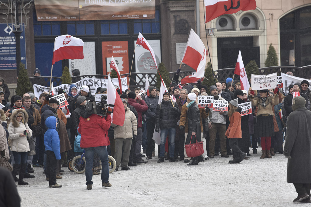 Dwie manifestacje w centrum Legnicy. Jedna za, druga przeciw