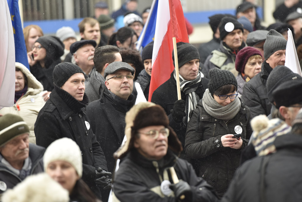 Dwie manifestacje w centrum Legnicy. Jedna za, druga przeciw