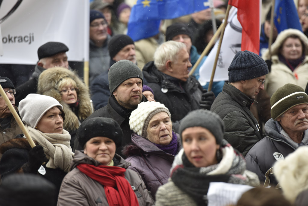 Dwie manifestacje w centrum Legnicy. Jedna za, druga przeciw