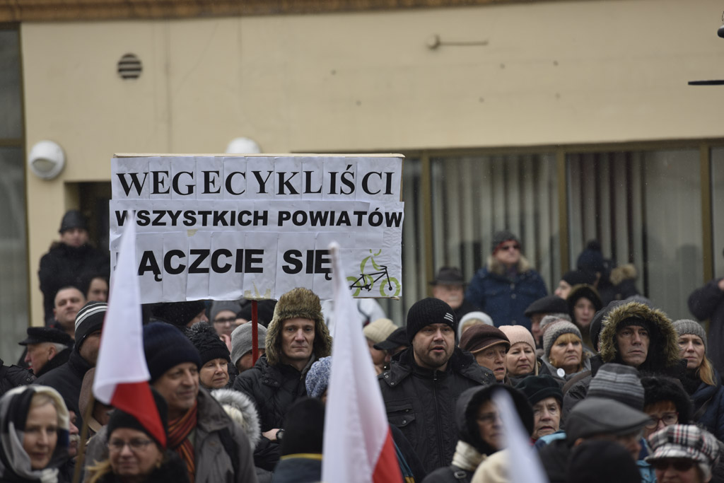 Dwie manifestacje w centrum Legnicy. Jedna za, druga przeciw