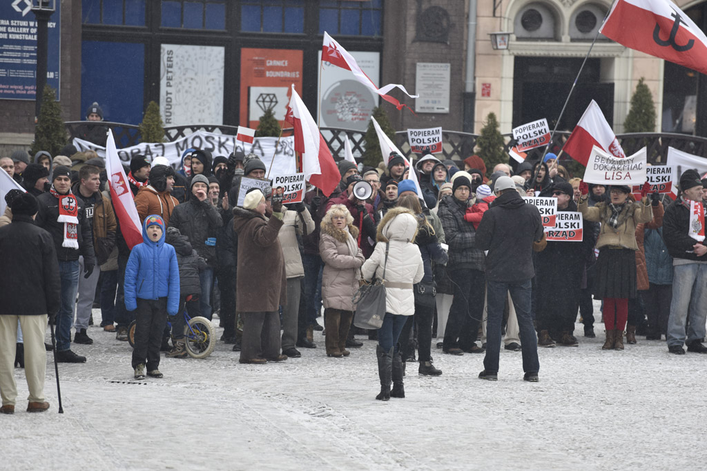 Dwie manifestacje w centrum Legnicy. Jedna za, druga przeciw