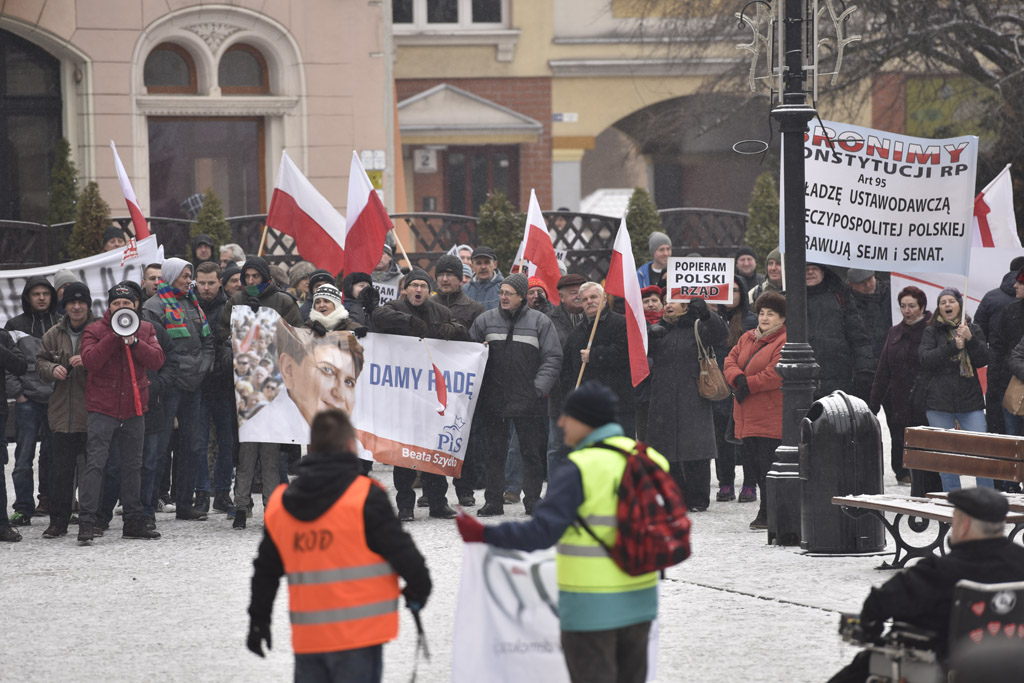Dwie manifestacje w centrum Legnicy. Jedna za, druga przeciw