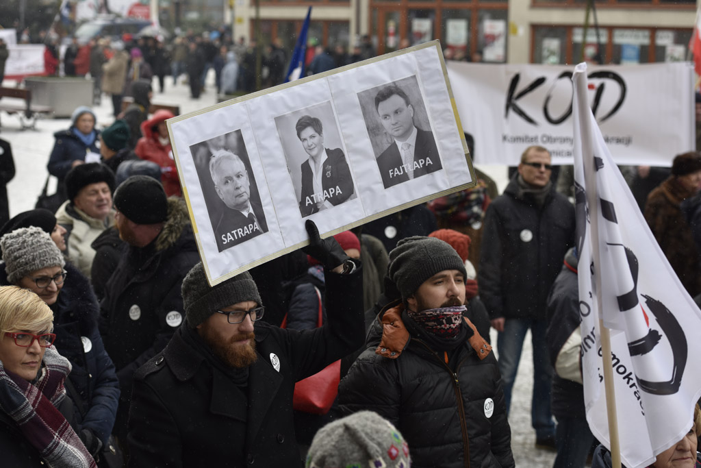 Dwie manifestacje w centrum Legnicy. Jedna za, druga przeciw