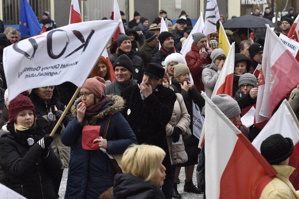 Dwie manifestacje w centrum Legnicy. Jedna za, druga przeciw