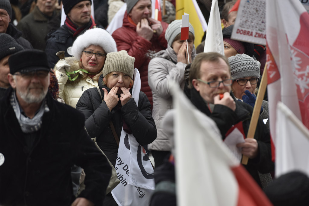 Dwie manifestacje w centrum Legnicy. Jedna za, druga przeciw