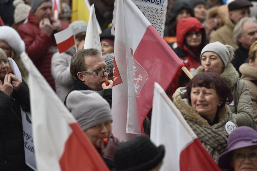 Dwie manifestacje w centrum Legnicy. Jedna za, druga przeciw