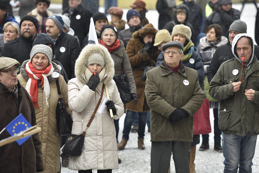 Dwie manifestacje w centrum Legnicy. Jedna za, druga przeciw