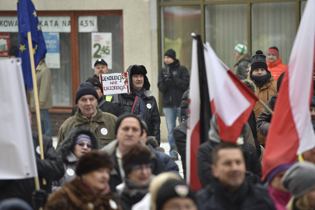 Dwie manifestacje w centrum Legnicy. Jedna za, druga przeciw
