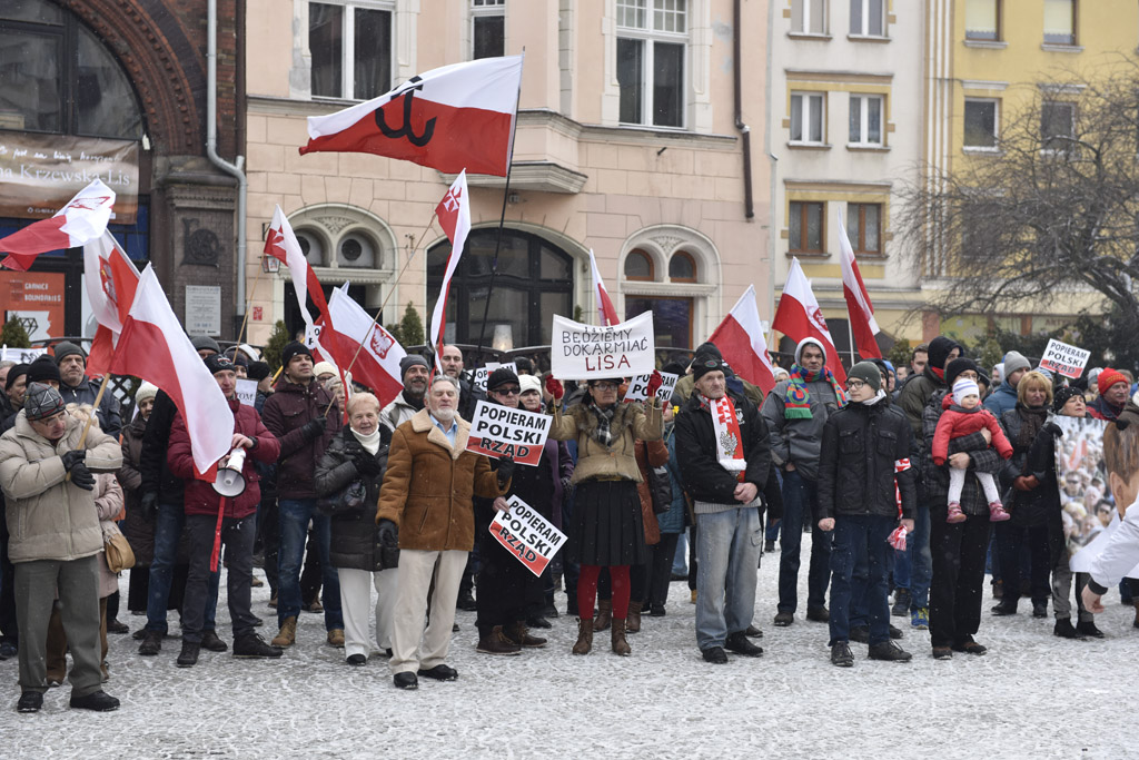 Dwie manifestacje w centrum Legnicy. Jedna za, druga przeciw