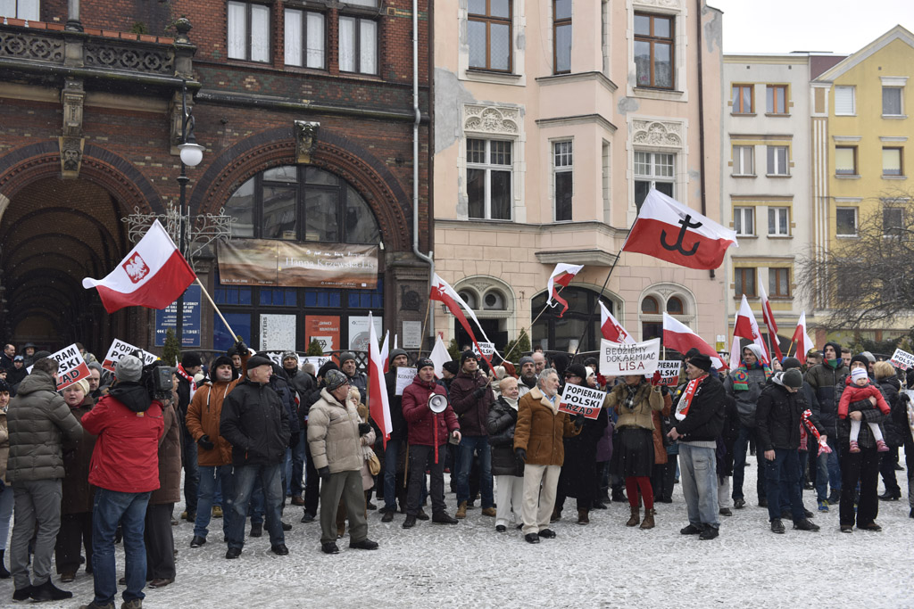 Dwie manifestacje w centrum Legnicy. Jedna za, druga przeciw