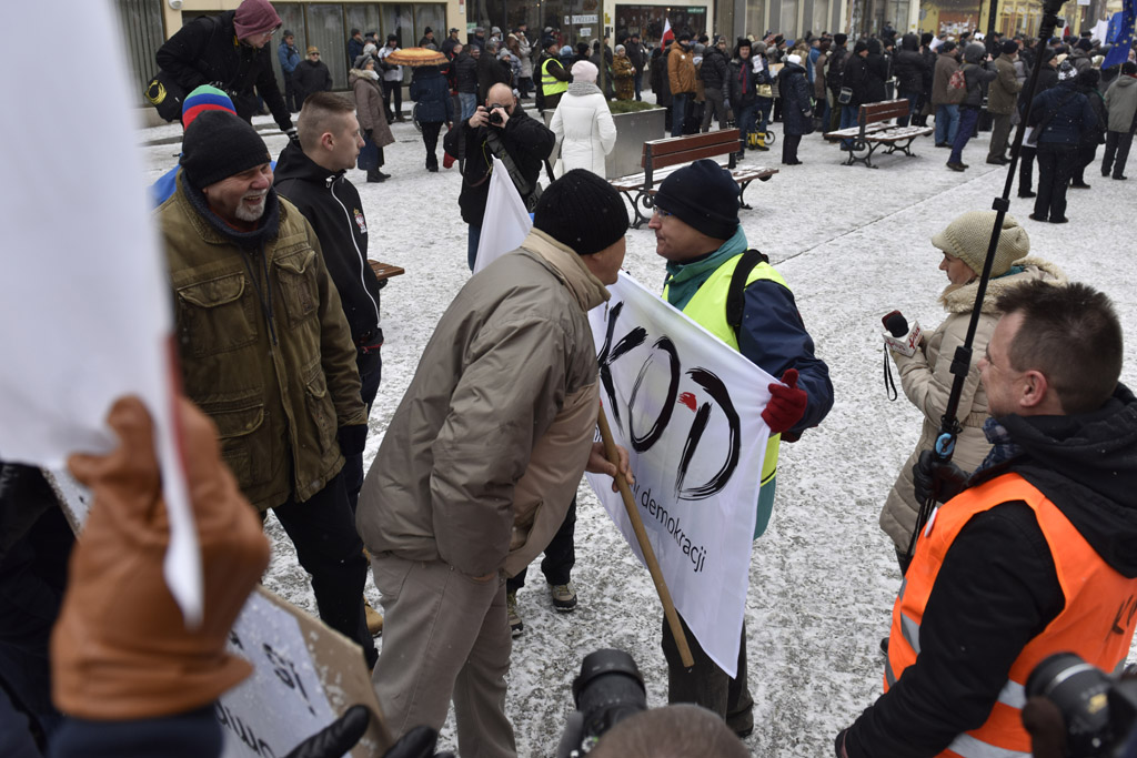 Dwie manifestacje w centrum Legnicy. Jedna za, druga przeciw