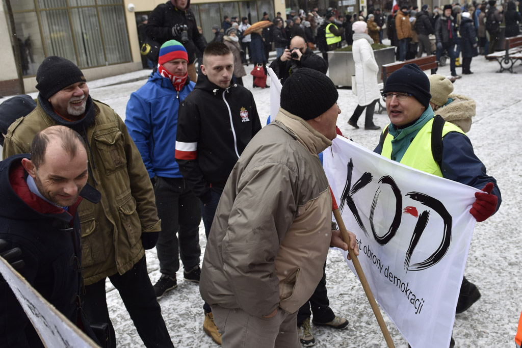 Dwie manifestacje w centrum Legnicy. Jedna za, druga przeciw