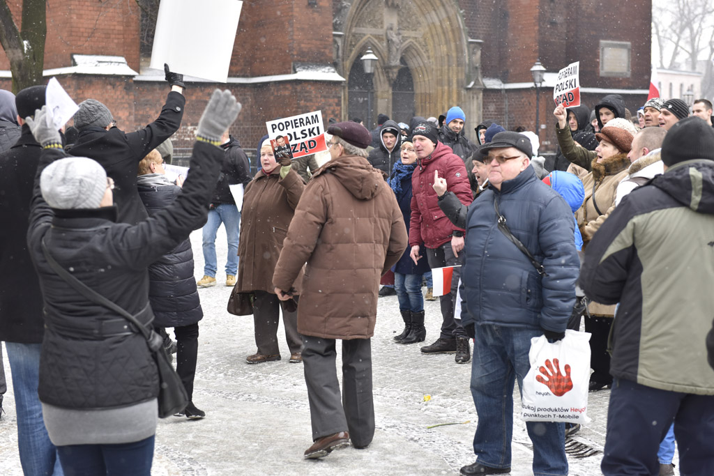 Dwie manifestacje w centrum Legnicy. Jedna za, druga przeciw
