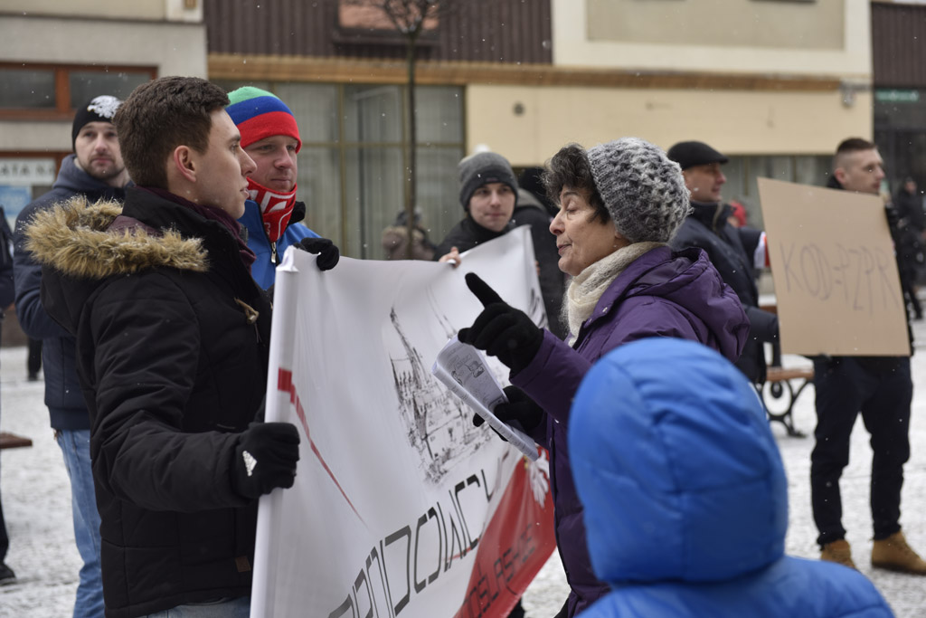 Dwie manifestacje w centrum Legnicy. Jedna za, druga przeciw