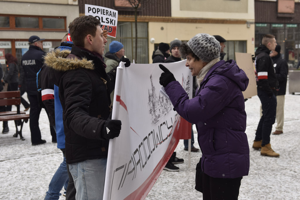 Dwie manifestacje w centrum Legnicy. Jedna za, druga przeciw