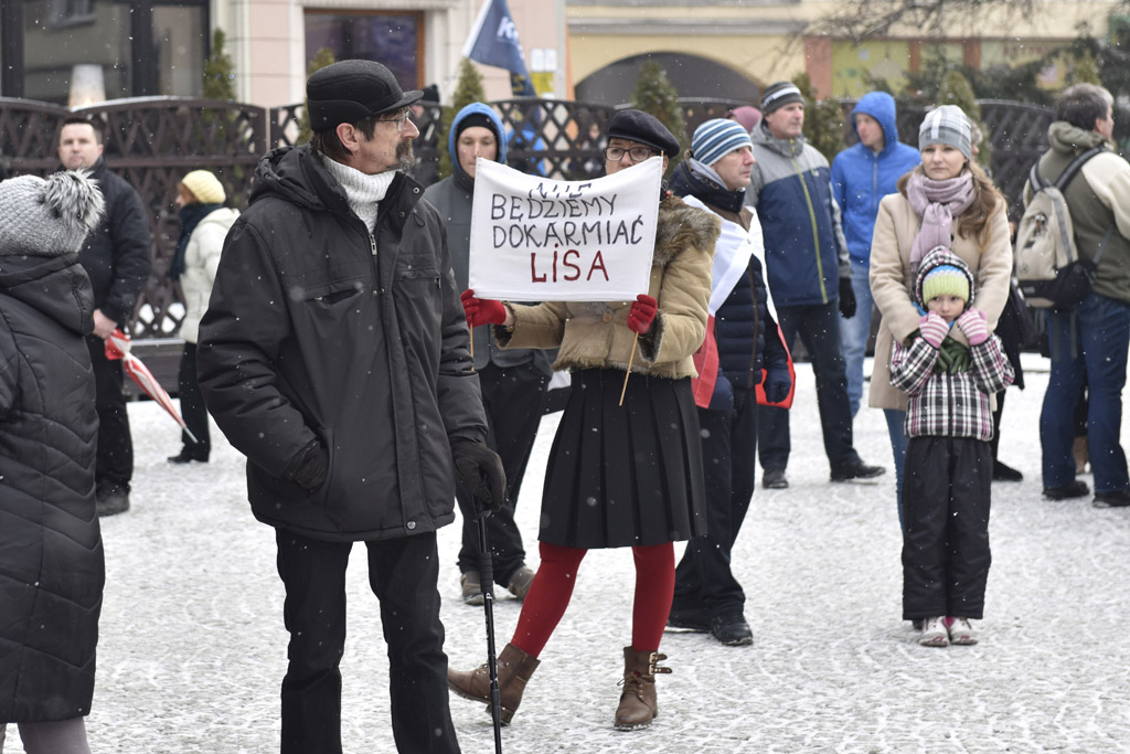 Dwie manifestacje w centrum Legnicy. Jedna za, druga przeciw