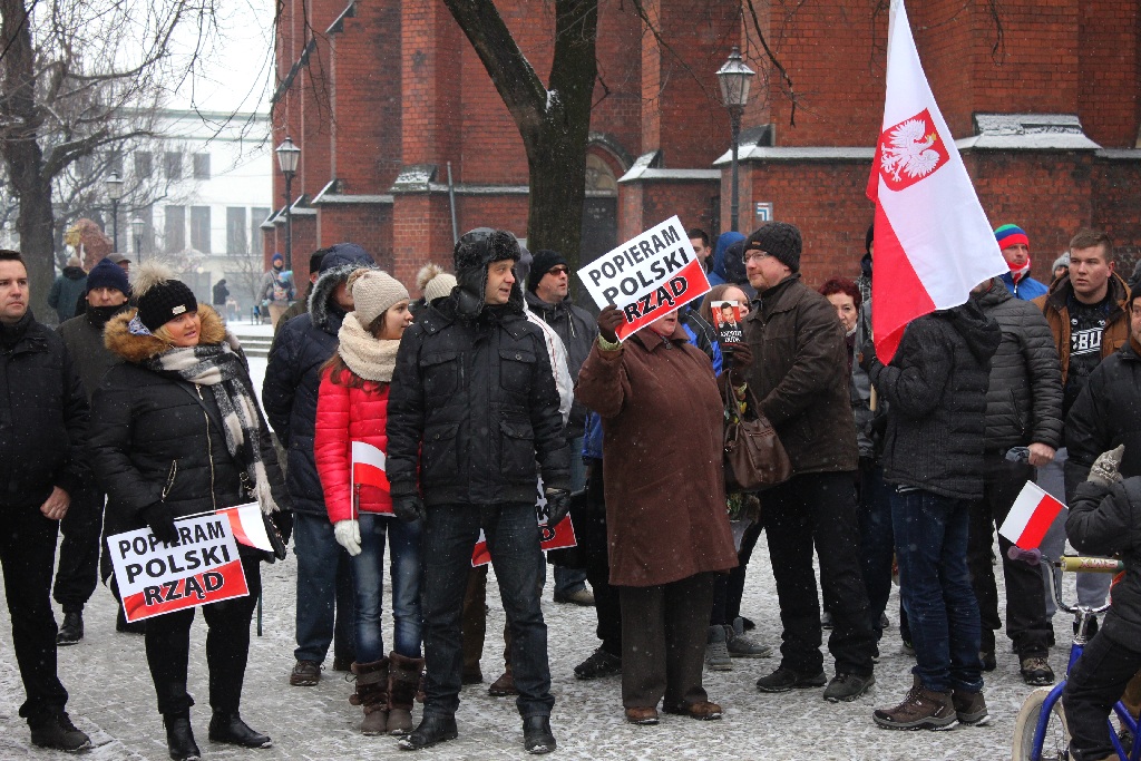 Dwie manifestacje w centrum Legnicy. Jedna za, druga przeciw