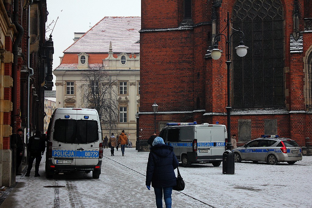 Dwie manifestacje w centrum Legnicy. Jedna za, druga przeciw
