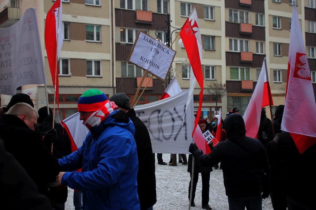 Dwie manifestacje w centrum Legnicy. Jedna za, druga przeciw