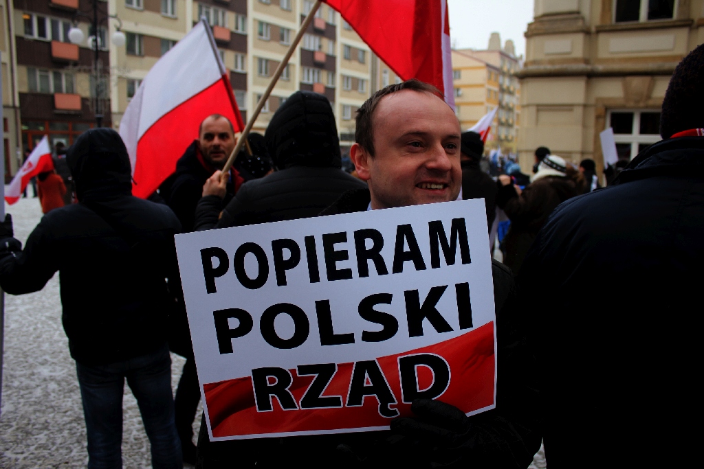 Dwie manifestacje w centrum Legnicy. Jedna za, druga przeciw