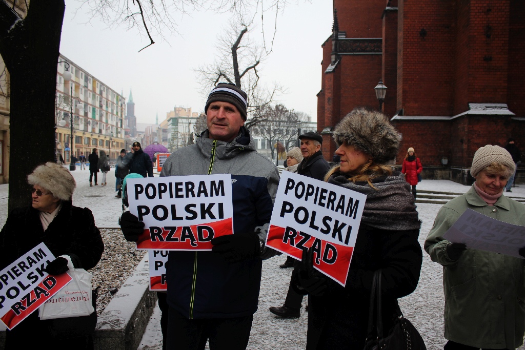 Dwie manifestacje w centrum Legnicy. Jedna za, druga przeciw
