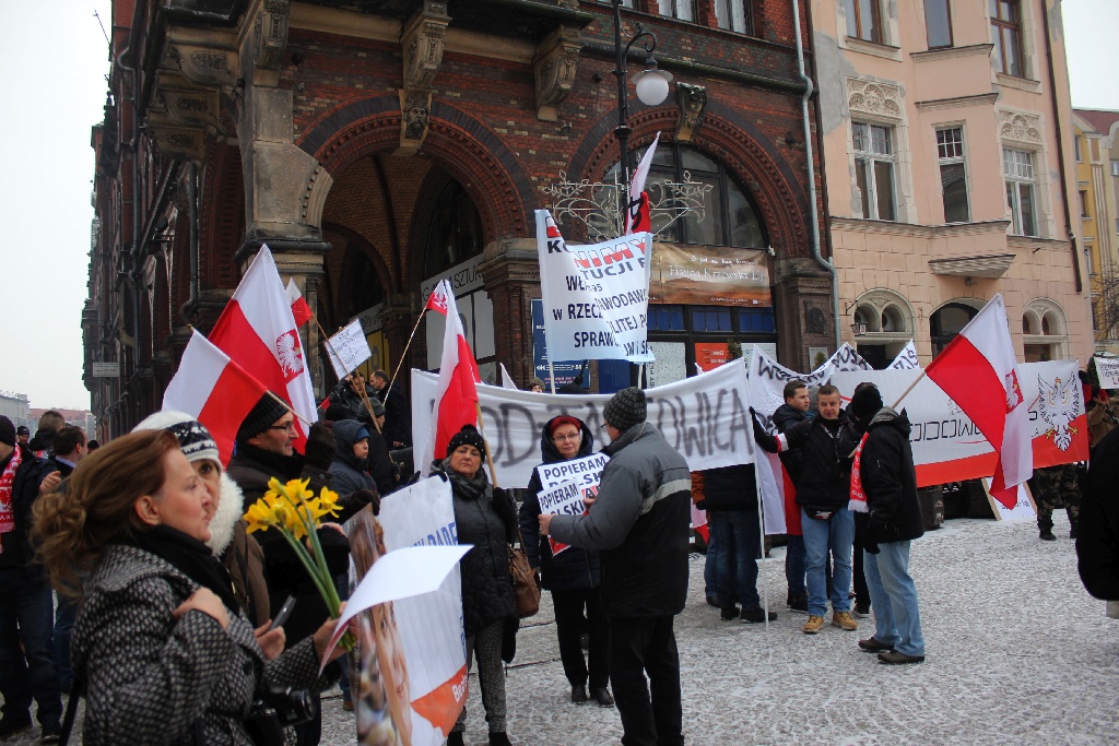 Dwie manifestacje w centrum Legnicy. Jedna za, druga przeciw