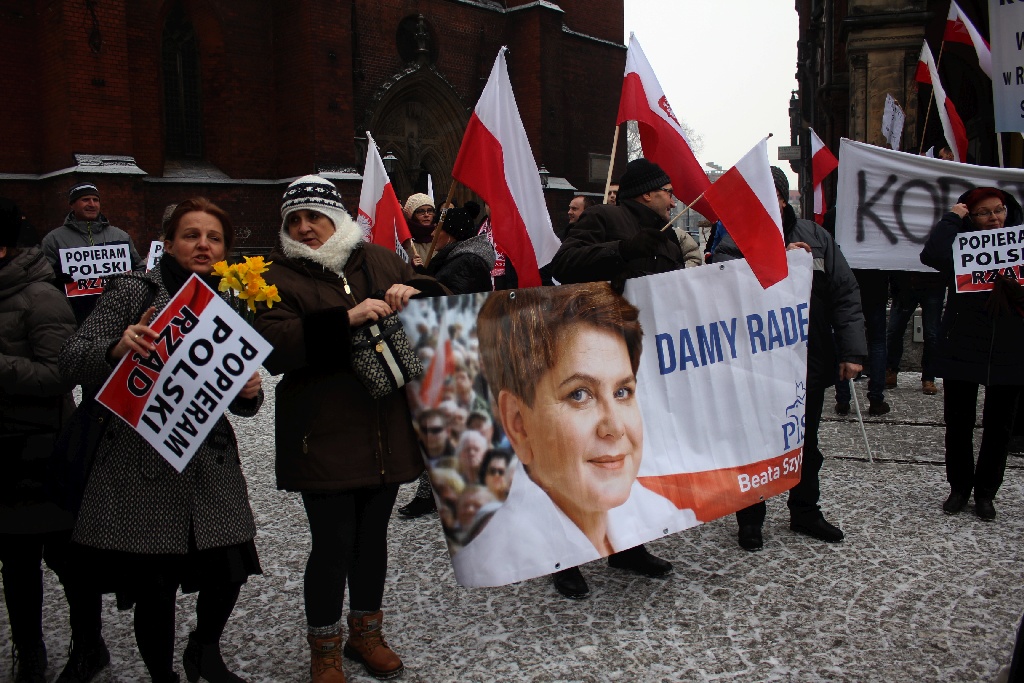 Dwie manifestacje w centrum Legnicy. Jedna za, druga przeciw