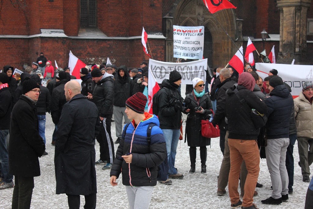 Dwie manifestacje w centrum Legnicy. Jedna za, druga przeciw